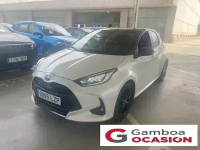 Usado Toyota Yaris Style 115 CV (84 kW) 2022 Blanco Utilitario