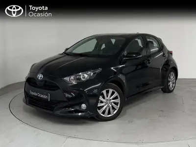 Usado Toyota Yaris Hybrid Active 116 CV (85 kW) 2022 Negro azabache Berlina