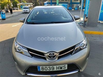 Usado Toyota Auris Live 132 CV (97 kW) 2014 Gris / plata Berlina