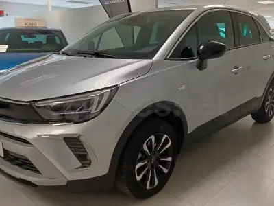 Usado Opel Crossland Elegance 110 CV (80 kW) 2024 Gris / plata SUV