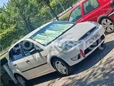 Usado Ford Fiesta 80 CV (58 kW) 2005 Blanco Utilitario
