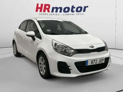 Usado Kia Rio 75 CV (55 kW) 2015 Blanco Utilitario