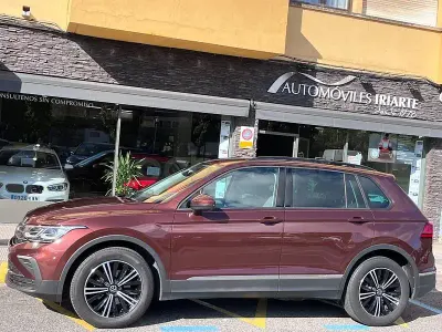 Usado VW Tiguan Life 150 CV (110 kW) 2022 Granate SUV