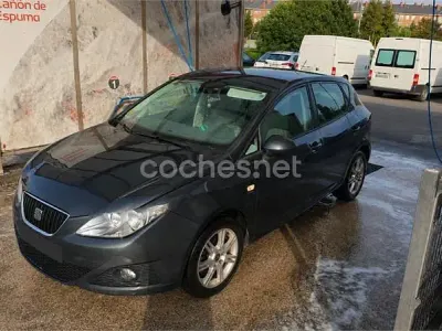 Usado Seat Ibiza Reference 105 CV (77 kW) 2009 Gris / plata Berlina