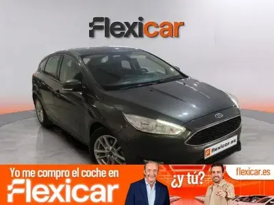 Usado Ford Focus Trend 100 CV (73 kW) 2017 Gris Berlina
