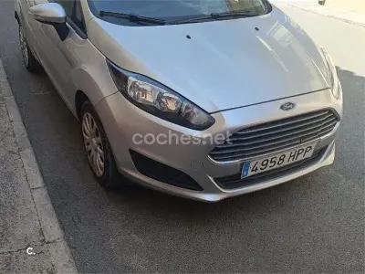 Usado Ford Fiesta Trend 75 CV (55 kW) 2013 Gris / plata Berlina