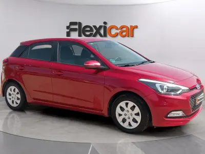 Usado Hyundai i20 75 CV (55 kW) 2018 Rojo Berlina