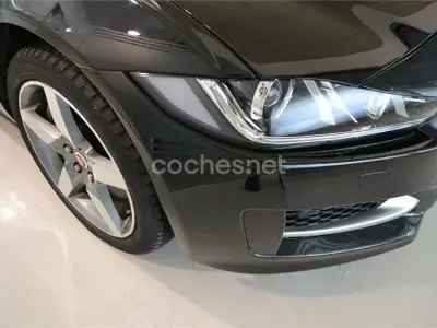 Usado Jaguar XE R-Sport 180 CV (132 kW) 2016 Negro Berlina