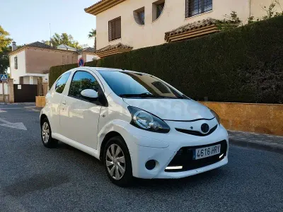 Usado Toyota Aygo Connect Style 68 CV (50 kW) 2011 Blanco Utilitario