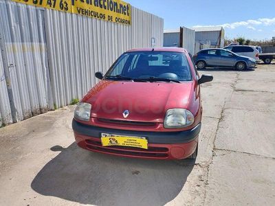Usado Renault Clio II 60 CV (44 kW) 1999 Granate Berlina