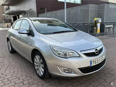 Usado Opel Astra Enjoy 100 CV (73 kW) 2010 Gris / plata Berlina