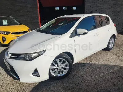 Usado Toyota Auris Advance 124 CV (91 kW) 2015 Blanco Berlina