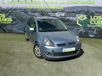 Usado Ford Fiesta Ghia 68 CV (50 kW) 2006 Azul Utilitario