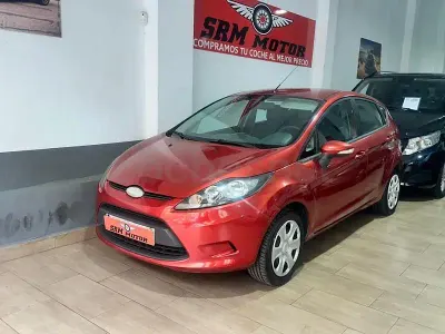 Usado Ford Fiesta Trend 82 CV (60 kW) 2009 Granate Berlina