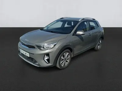 Usado Kia Stonic 120 CV (88 kW) 2022 Gris / plata SUV