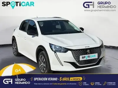 Usado Peugeot e-208 Active 100 kW (136 CV) 2023 Blanco Utilitario