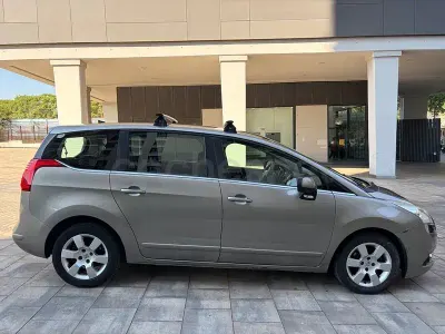 Usado Peugeot 5008 Allure 163 CV (119 kW) 2012 Beige Monovolumen