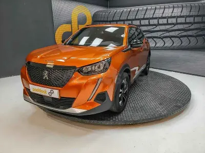 Usado Peugeot 2008 Allure 130 CV (95 kW) 2023 Naranja SUV