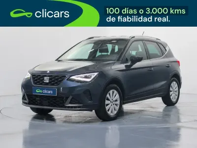 Usado Seat Arona FR 110 CV (80 kW) 2022 Gris / plata SUV