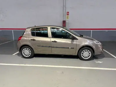 Usado Renault Clio IV 75 CV (55 kW) 2012 Beige Berlina