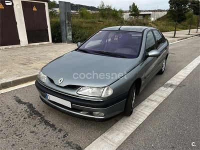 Usado Renault Laguna 115 CV (84 kW) 1998 Gris / plata Berlina
