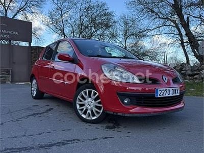 Usado Renault Clio II Privilege 110 CV (80 kW) 2006 Rojo Berlina