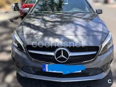Usado Mercedes A180 122 CV (89 kW) 2017 Gris / plata Utilitario