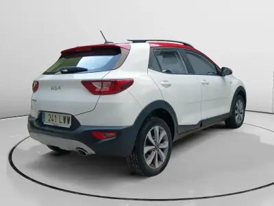 Usado Kia Stonic 84 HP (61 kW) 2022 Branco SUV