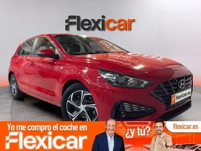 Usado Hyundai i30 120 CV (88 kW) 2022 Rojo Berlina