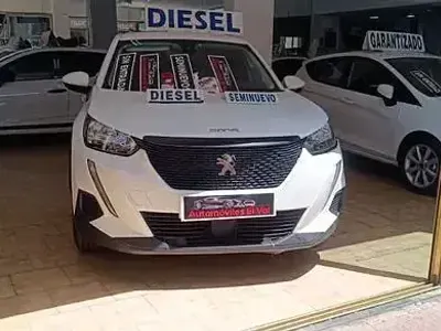 Usado Peugeot 2008 Active 110 CV (80 kW) 2021 Blanco SUV