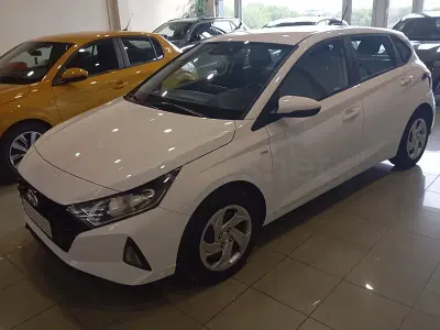 Usado Hyundai i20 100 CV (73 kW) 2021 Blanco Utilitario