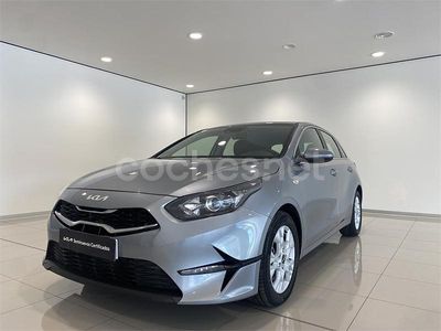 Usado Kia Ceed 120 CV (88 kW) 2024 Gris / plata Utilitario