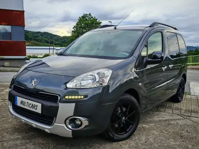 Usado Peugeot Partner Tepee Active 100 CV (73 kW) 2015 Gris / plata Monovolumen