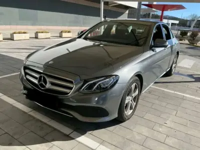 Usado Mercedes E220 194 CV (142 kW) 2016 Gris Berlina