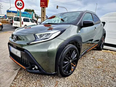 Usado Toyota Aygo X Edition 72 CV (52 kW) 2022 Gris / plata SUV