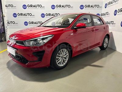 Usado Kia Rio 84 CV (61 kW) 2021 Rojo Berlina