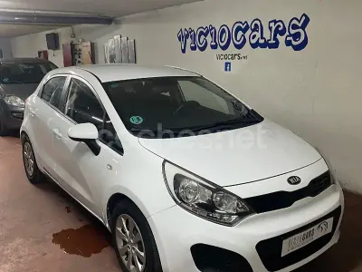 Usado Kia Rio 85 CV (62 kW) 2014 Blanco Berlina