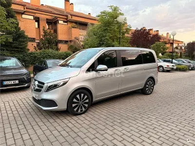 Usado Mercedes V220 Avantgarde 163 CV (119 kW) 2022 Gris / plata Monovolumen
