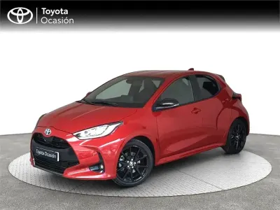 Usado Toyota Yaris Hybrid Plus 116 CV (85 kW) 2022 Rojo Monovolumen