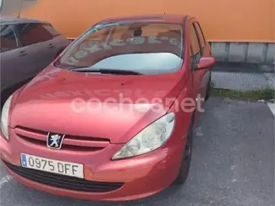 Usado Peugeot 307 110 CV (80 kW) 2004 Rojo Berlina