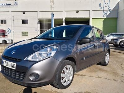Gris / plata Usado 2012 Renault Clio III Collection Berlina | 5900 €