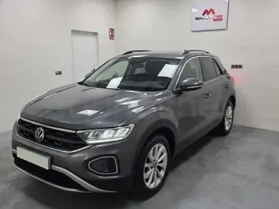 Usado VW T-Roc Life 115 CV (84 kW) 2022 Gris / plata SUV