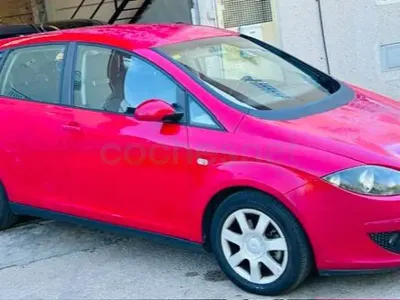 Usado Seat Altea Reference 105 CV (77 kW) 2004 Rojo Monovolumen
