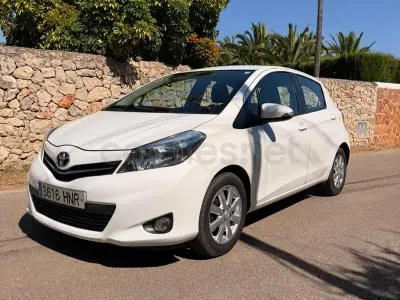 Usado Toyota Yaris Active 99 CV (72 kW) 2013 Blanco Utilitario