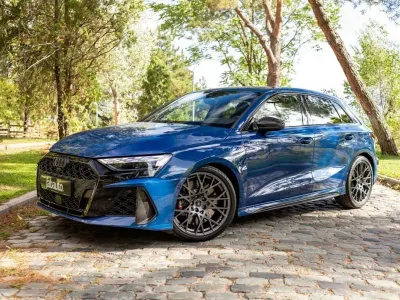 Usado Audi RS3 Sportback Ambiente 400 CV (294 kW) 2025 Azul Utilitario