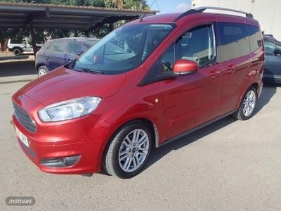 Usado Ford Tourneo Titanium 100 CV (73 kW) 2017 Rojo Van