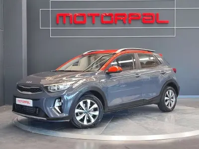 Käytetty Kia Stonic 100 HP (73 kW) 2021 Harmaa Katumaasturi