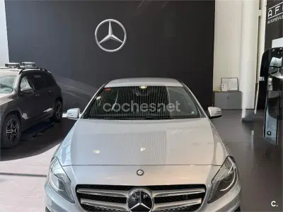 Usado Mercedes A180 AMG line 109 CV (80 kW) 2015 Gris / plata Utilitario