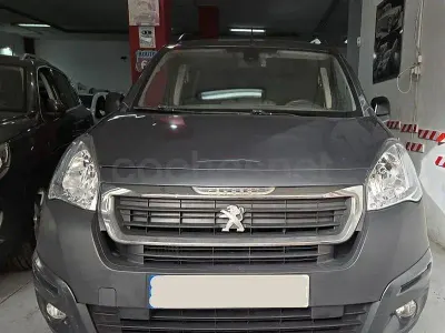 Käytetty Citroën Berlingo PureTech 110 HP (80 kW) 2018 Musta Tila-auto