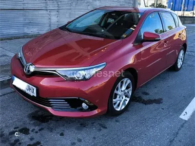Usado Toyota Auris Active 116 CV (85 kW) 2015 Rojo Berlina